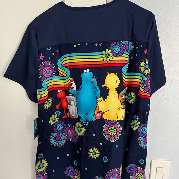 Sesame Street women’s large scrub top - Picture 2 of 2